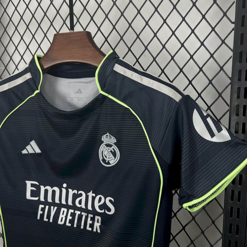 25-26 Uniforme Real Madrid Visita Niños