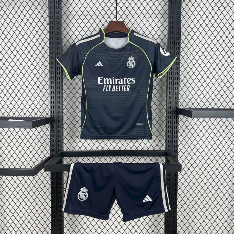 25-26 Uniforme Real Madrid Visita Niños