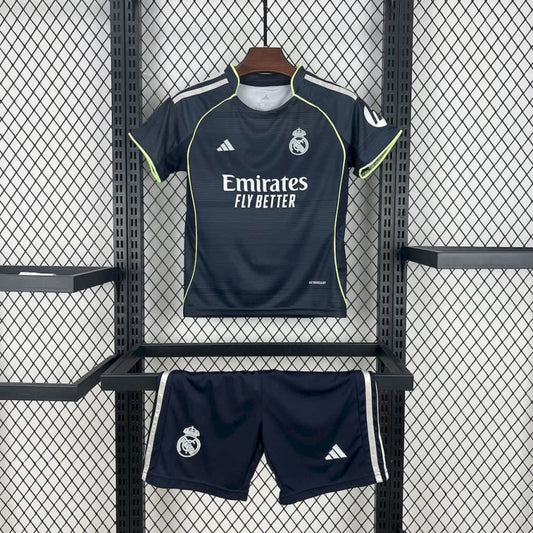 25-26 Uniforme Real Madrid Visita Niños