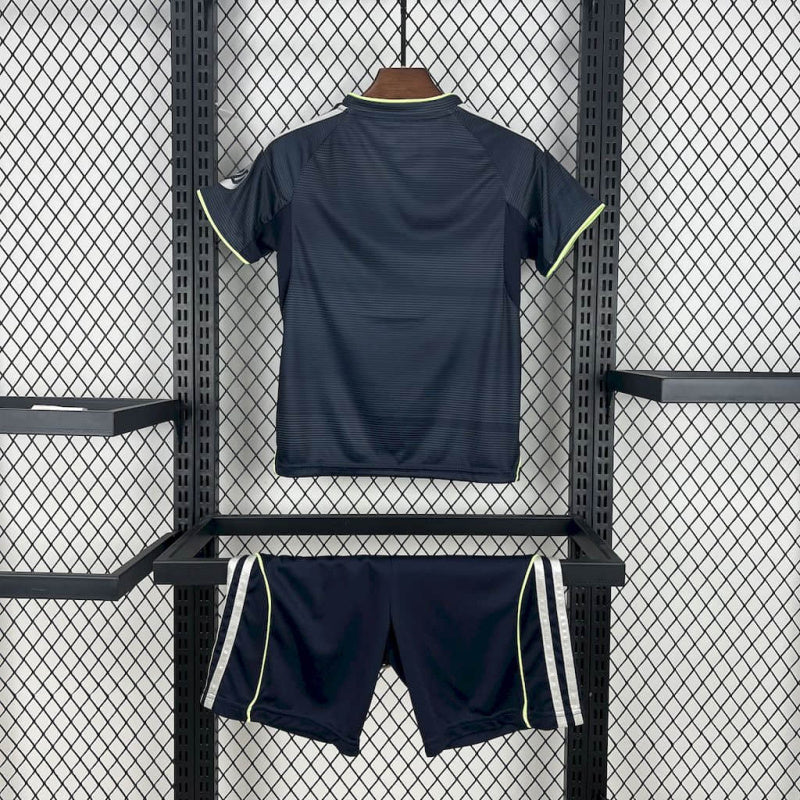 25-26 Uniforme Real Madrid Visita Niños