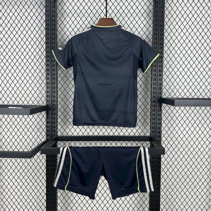 25-26 Uniforme Real Madrid Visita Niños